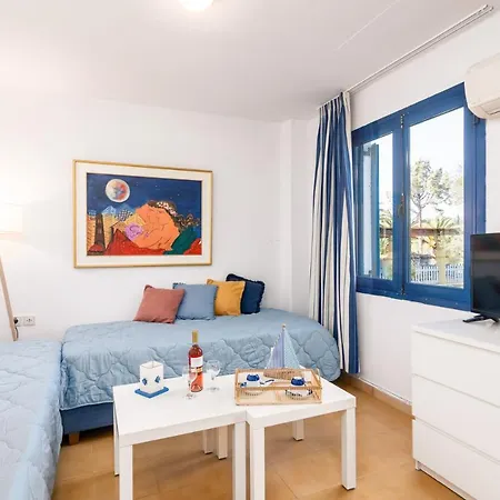 Apartment Blue & White Velvet 20m From The *