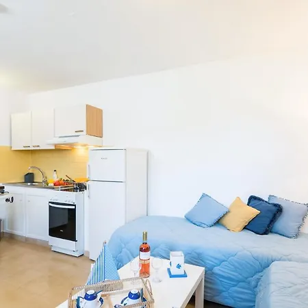 Apartment Blue & White Velvet 20m From The *