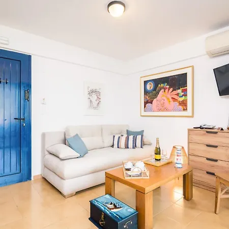 Apartment Blue & White Velvet 20m From The *