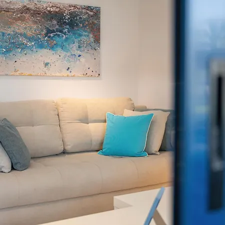 Apartment Blue & White Velvet 20m From The