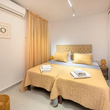 Apartment Blue & White Velvet 20m From The *