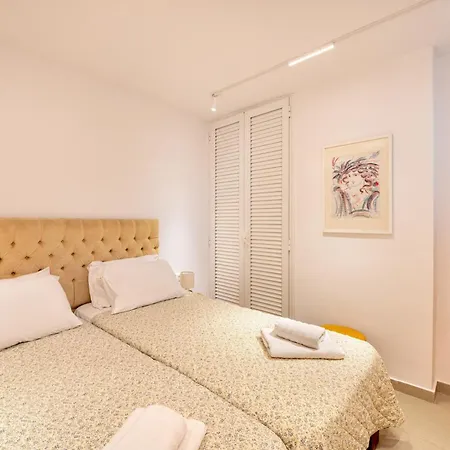 Apartment Blue & White Velvet 20m From The
