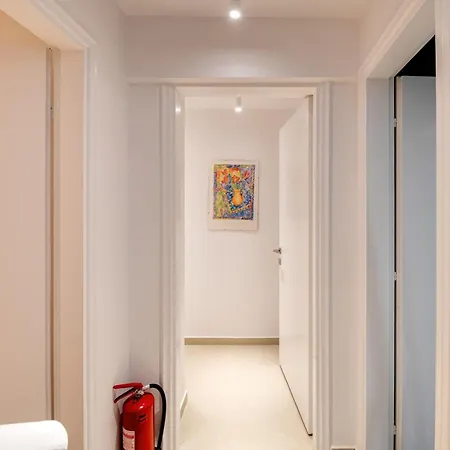 Apartment Blue & White Velvet 20m From The